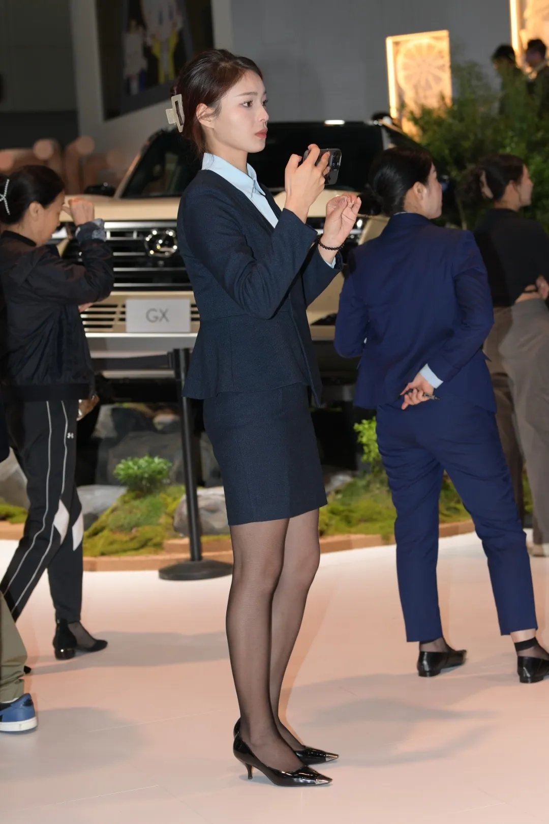 [街拍丝袜系列] 展会黑丝销售[144P3.64GB]